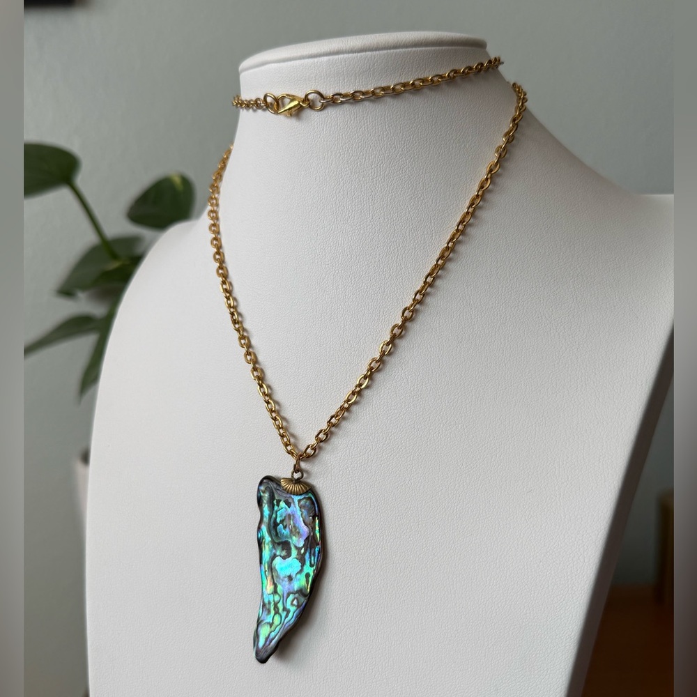 Vintage Abalone pāua Shell Blue Green Iridescent Pendant Gold Tone Necklace